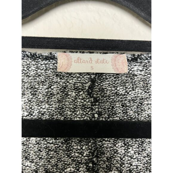 Altar’d State Boho Indie Embroidered Bell Sleeve Black White Tunic Top‎ Size S - Picture 6 of 6